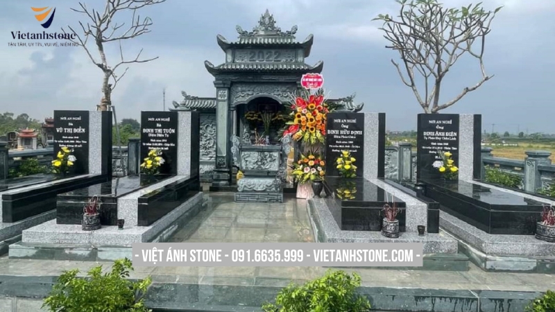 Khu lăng mộ đá xanh rêu mang nét cổ kính, trang nghiêm