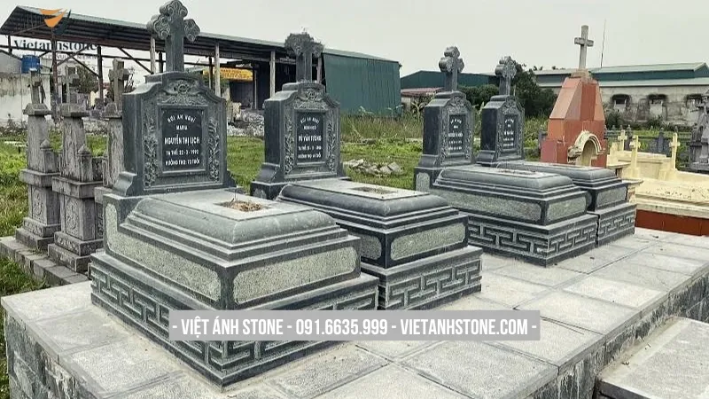 Mẫu mộ đá xanh rêu công giáo