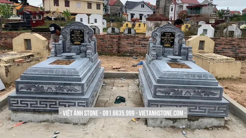 Mẫu mộ đá xanh rêu tam cấp