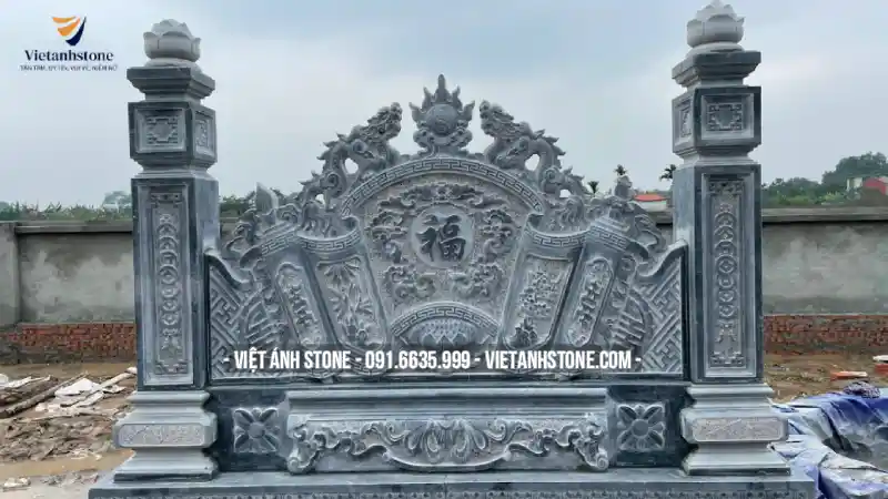 Cuốn thư đá được làm từ đá xanh đậm, vân đá tự nhiên, bề mặt mịn.