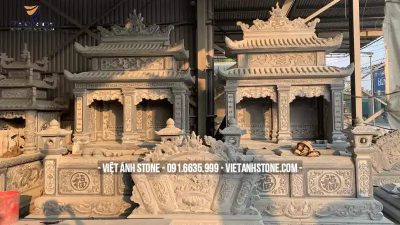 Mẫu mộ đá đôi đẹp thường có kích thước lớn hơn, được chế tác từ đá tự nhiên nguyên khối như đá xanh rêu Ninh Bình, Thanh Hóa