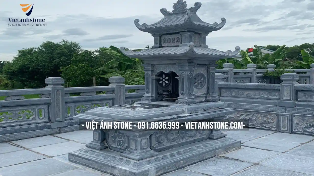 Mộ đá ba mái thường là loại mộ có kích thước lớn, thường được xây dựng trong các khuôn viên lăng mộ rộng rãi