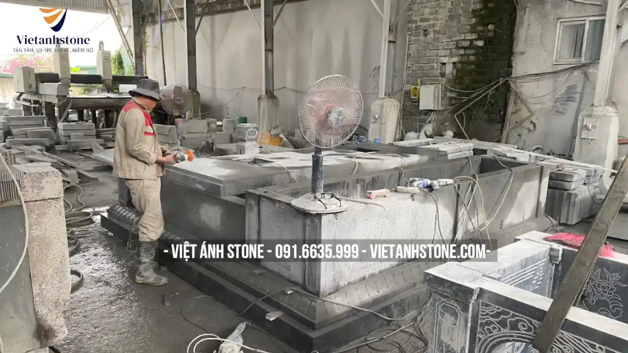 Đội ngũ thi công mộ đá ba mái kĩ thuật lành nghề, đá được chọn lựa từ các mỏ đá chất lượng cao
