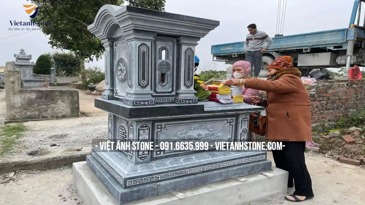 Chất liệu đá làm mộ đá một mái thường là đá granite Ninh Bình, Thanh Hóa hoặc đá Bình Định