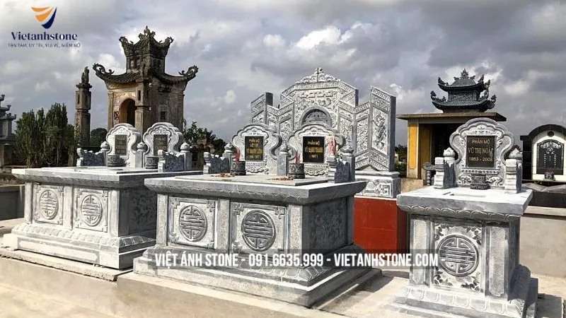 Mộ đá tam sơn đặc biệt hợp với người mệnh Thổ và mệnh Kim, giúp thu hút sinh khí