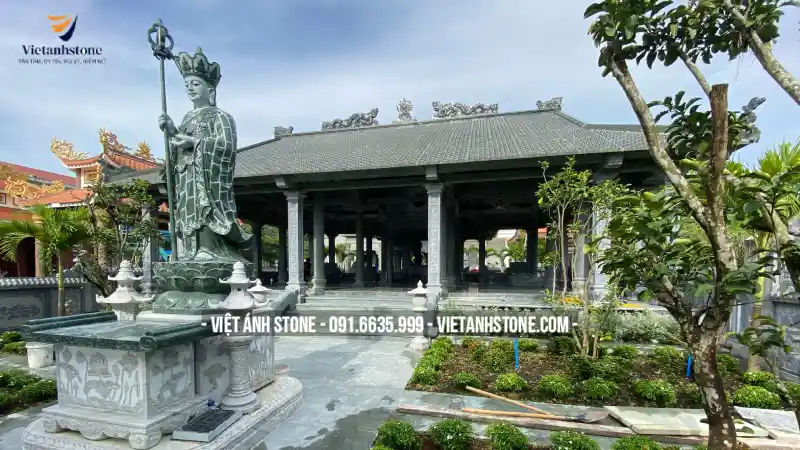Ưu điểm của nhà thờ đá độ bền cao, thích hợp với thời tiết khắc nghiệt ở Việt Nam. Thiết kế đẹp, phong thủy