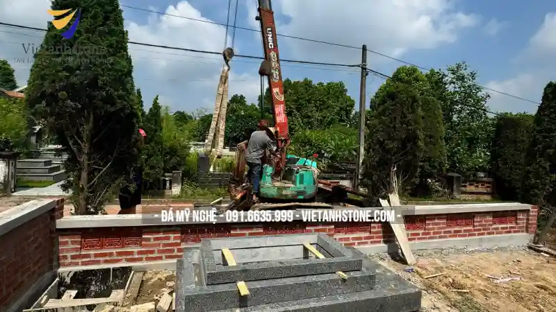 Căn cứ vào tuổi âm lịch của người đã mất để chọn ngày. Việc này giúp đảm bảo sự tương hợp giữa âm dương