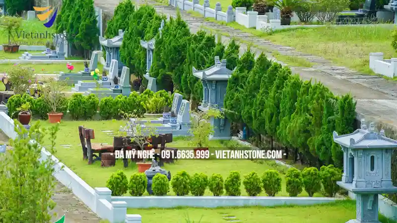 Cây tùng, cây bách mang ý nghĩa là ý chí kiên cường và sự trường tồn