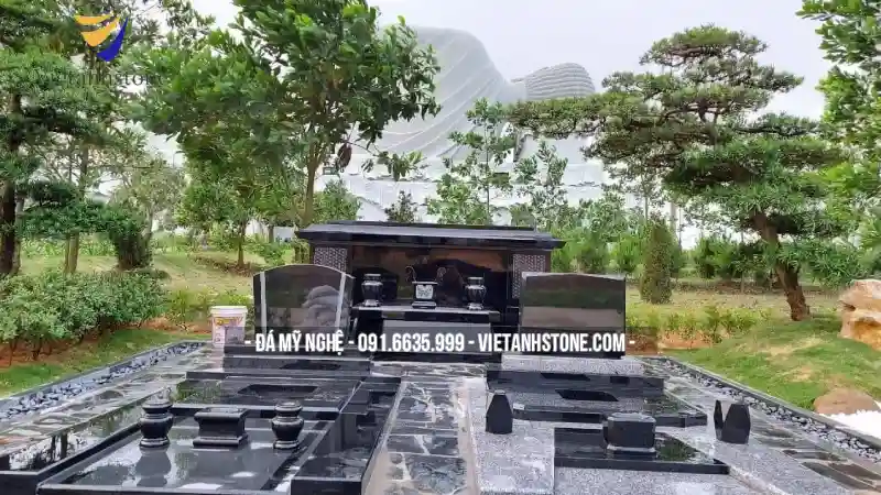 Việc bố trí cây trong khu lăng mộ cũng cần được tính toán theo phong thủy, hướng đặt phù hợp với ngôi mộ