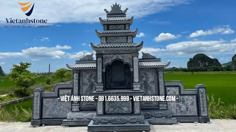 Lăng thờ đá thờ tự tổ tiên, thiết kế mái cong, trụ vững chắc, chạm khắc tinh xảo hình hạc, rồng, phượng và hoa sen.