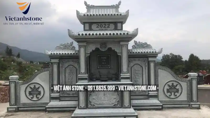 Lăng cánh hạc đá nguyên khối với đôi hạc chầu biểu tượng cho sự thanh khiết, hiếu đạo và may mắn.