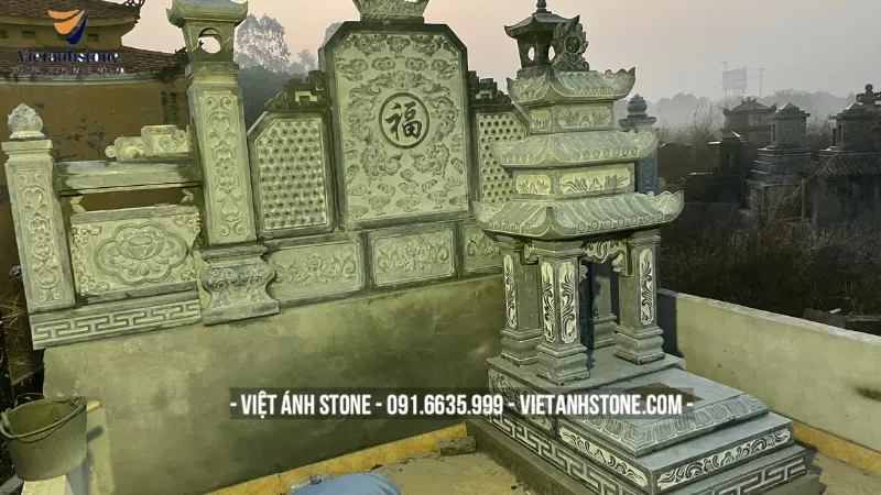 Thiết kế mộ ba mái cao tầng, tạo điểm nhấn nổi bật trong khuôn viên nghĩa trang.