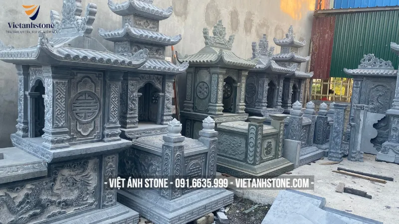 Mẫu mộ có mái che ba mái khắc họa tiết long mã và mây cuộn, biểu tượng cho sự thăng hoa và linh khí đất trời.