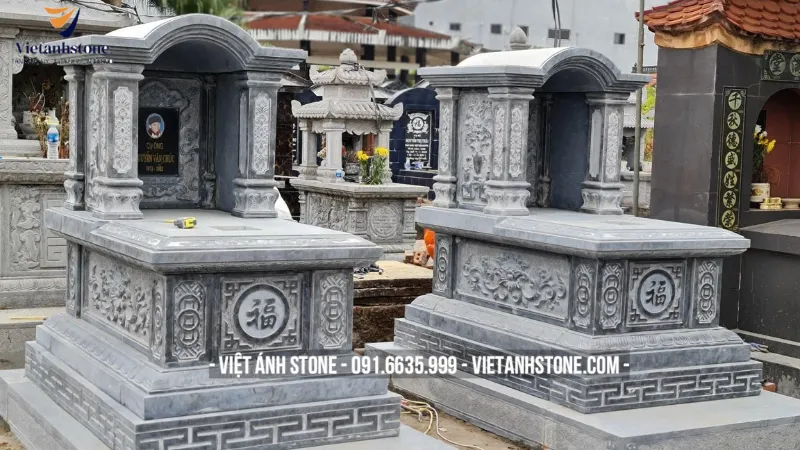 Mộ một mái làm từ đá xanh Thanh Hóa nguyên khối, mang vẻ đẹp trang nghiêm và tinh tế.