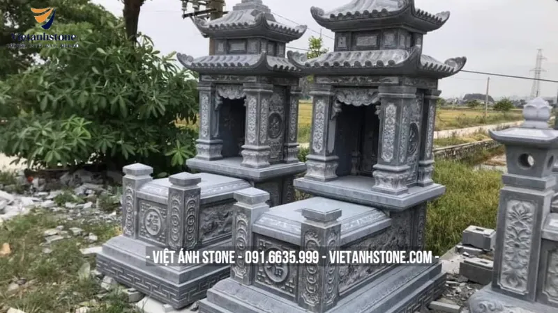 Thiết kế mộ đôi hai mái xếp tầng cân đối, tạo cảm giác cao ráo và bề thế cho công trình.