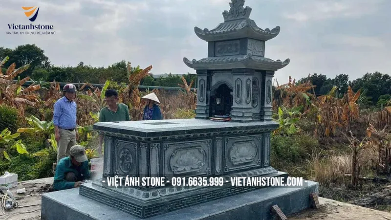Mẫu mộ có mái che hai mái bằng đá xanh đen bền màu, thích hợp cho khu lăng mộ gia tộc lớn.
