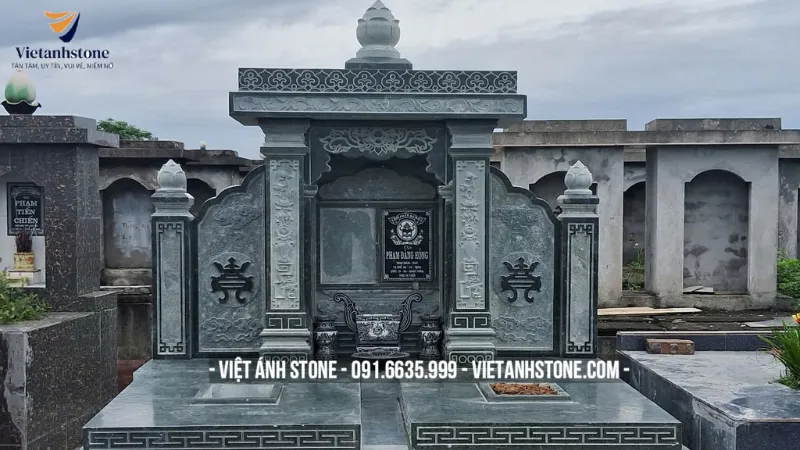 Lăng mộ đôi liền khối chạm khắc hoa văn đơn giản