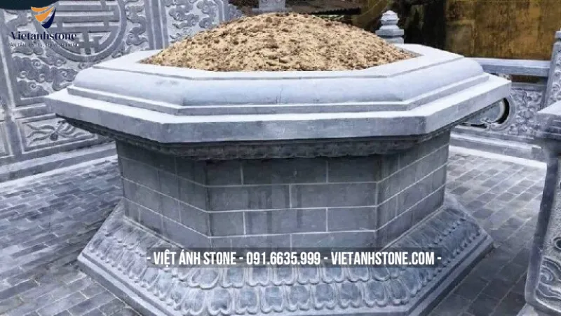 Mộ đá lục giác không mái toát lên vẻ đẹp trang trọng và hiện đại