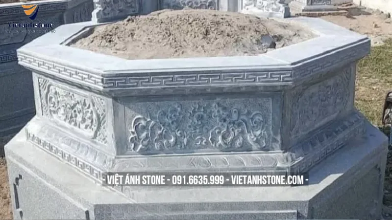 Mộ đá lục giác khác hình hoa sen