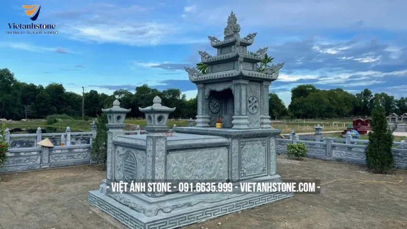 Lăng mộ đá có mái che là mẫu thiết kế truyền thống được nhiều gia đình lựa chọn