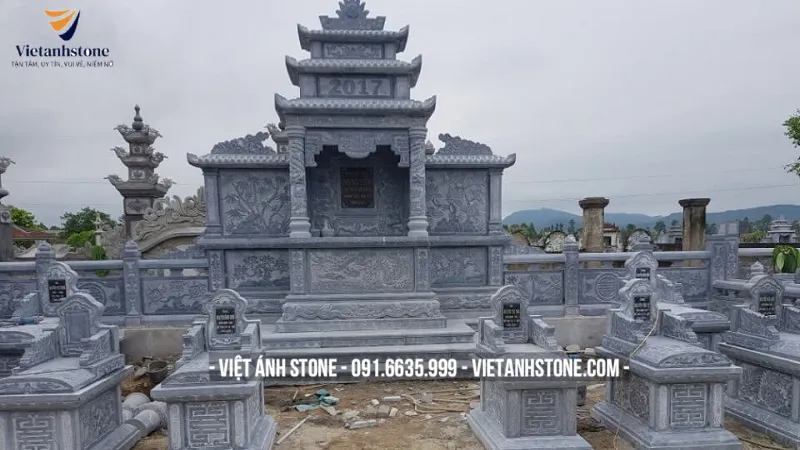 Mộ đá ba mái chạm khắc chi tiết, mềm mại