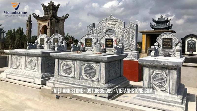 Mộ đá đôi kích thước lớn, thiết kế đối xứng, thể hiện sự gắn kết và an nghỉ vĩnh hằng cho song thân