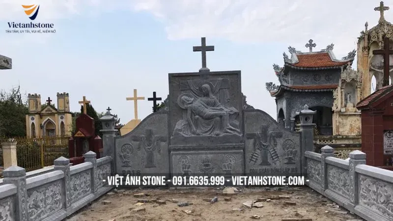 Mộ đá công giáo với biểu tượng Thánh Giá và Dây Nho, mang lại vẻ thanh thoát, bình an