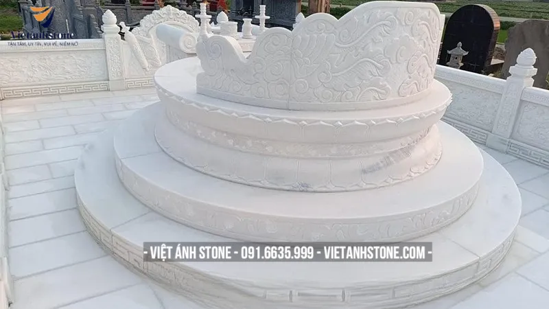 Mộ đá trắng mang ý nghĩa ánh sáng và sự soi đường, giúp linh hồn sớm tìm về cõi an lạc