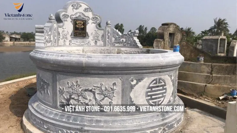 Mộ đá tròn chạm tứ linh