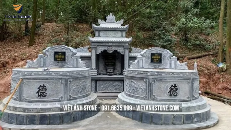 Giá mộ đá tròn phụ thuộc vào ba yếu tố cốt lõi là chất liệu đá, kích thước và độ phức tạp của hoa văn chạm khắc.