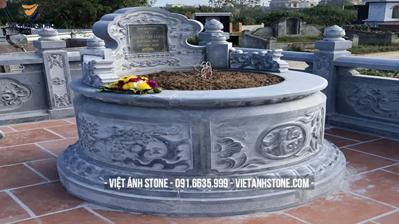 Mộ đá tròn chạm hoa văn cổ điển