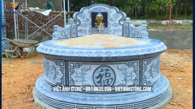 Mộ đá tròn có chạm chữ