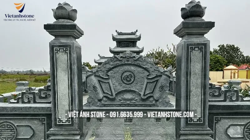 Cuốn thư đá mộ đá xanh là điểm nhấn cho các khu lăng mộ 