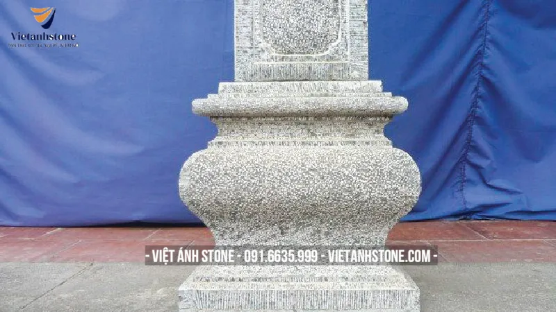 Chân tảng đá chạm khắc đơn giản