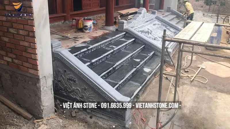 Bậc thềm đá tam cấp chạm khắc hoa văn
