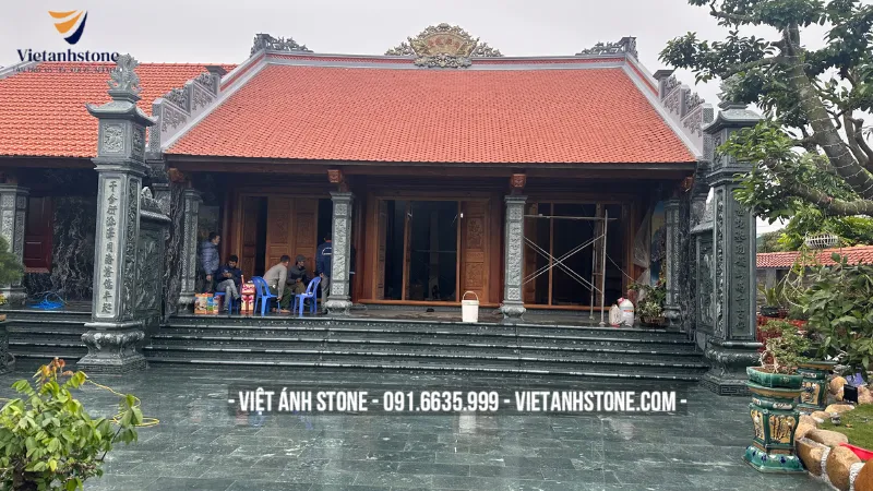 Nhà thờ đá Ninh Bình đơn giản sử dụng đá xanh tự nhiên, thiết kế trang nhã, phù hợp với diện tích nhỏ.