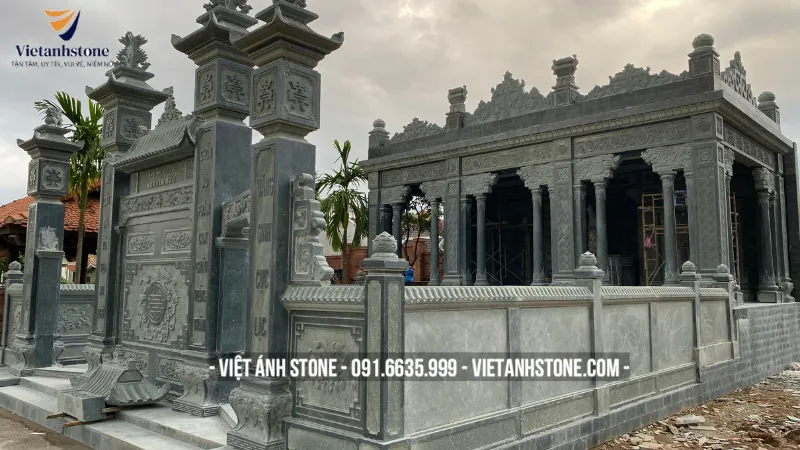 Nhà thờ nguyên đá khỏe khoắn, thể hiện sự vững chãi và bền vững theo thời gian.