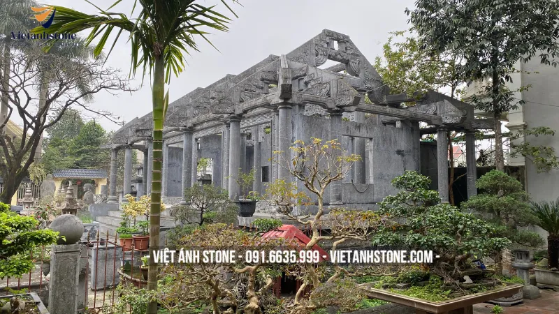 Nhà thờ đá chạm rồng phượng gây ấn tượng với hoa văn tinh xảo, mang vẻ đẹp sang trọng và linh thiêng.