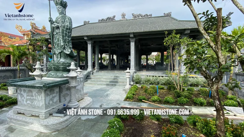 Nhà thờ đá có sân vườn thiết kế thoáng đãng, trồng cây xanh tạo không gian tĩnh tại, thanh bình.