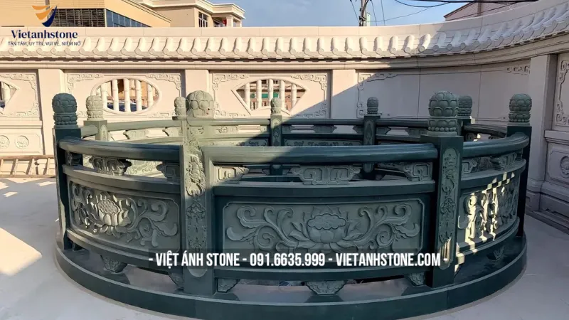 Mẫu lan can cho hồ nước trong khuôn viên