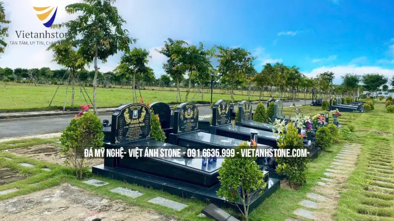 Việc chọn ngày xây mộ còn giúp gia đình thuận tiện trong việc chuẩn bị lễ động thổ, chọn giờ tốt, đặt mẫu mộ đá và sắp xếp nhân lực thi công.