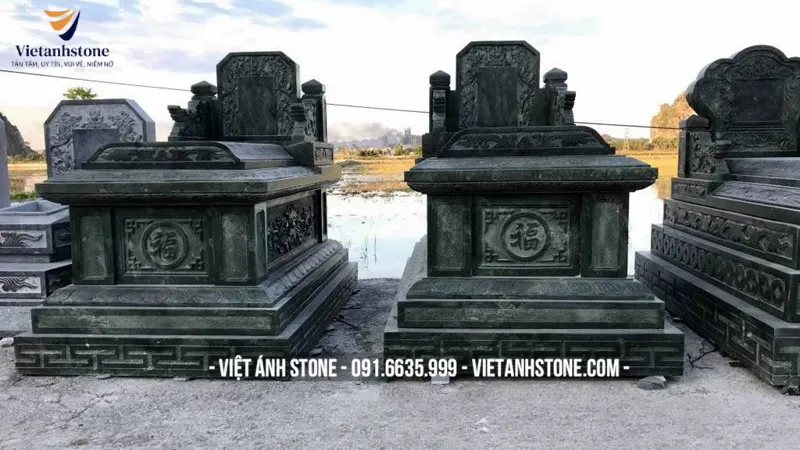 Đá xanh rêu Ninh Bình có màu xanh trầm tự nhiên, bề mặt mịn và vân đá tinh tế, mang lại cảm giác cổ kính và trang nghiêm