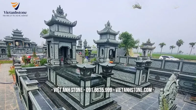 Mộ hai mái mang tính cân đối, trang nghiêm, thể hiện sự tôn kính.