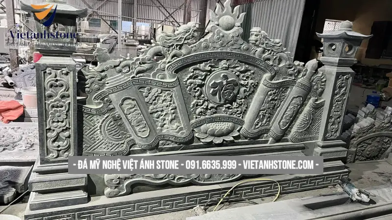 Cuốn thư đá có tác dụng chắn tà khí và giữ phong thủy cho toàn bộ khu lăng mộ.