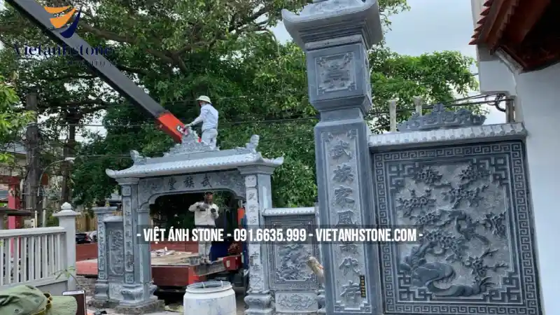 Cổng nhà thờ tạo nên ranh giới bên trong và ngoài tạo nên sự trang nghiêm