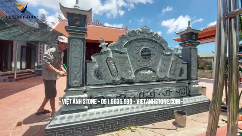 Đặt trước sân để chắn tà khí, giữ phong thủy và tạo sự trang trọng.