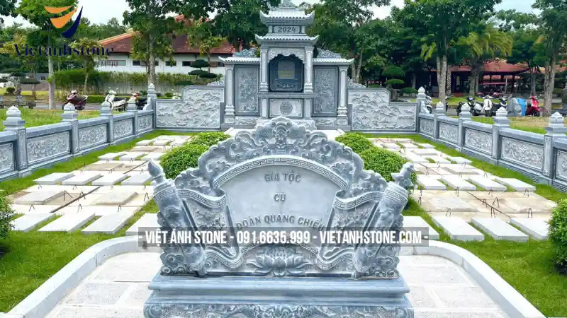 Cuốn thư đá tách biệt khu lăng mộ với bên ngoài, tạo nên sự trang trọng uy nghiêm