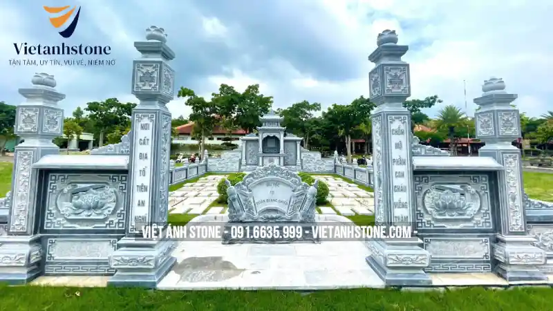 Khuôn viên mộ bằng đá thường có cổng 2 cột hoặc 4 cột.