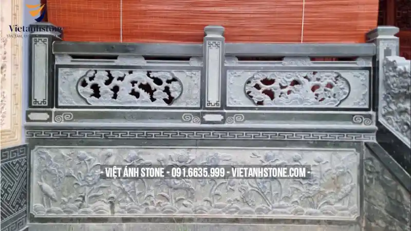 Bao quanh khu vực nhà thờ, giúp không gian gọn gàng, an toàn và đồng bộ với tổng thể kiến trúc.