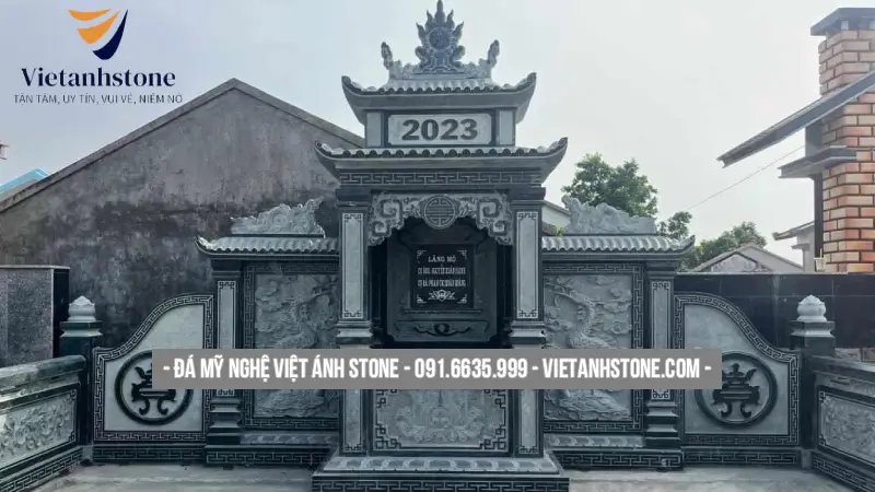 Lăng thờ được chạm khắc hoa văn truyền thống, thể hiện sự trang nghiêm và bề thế của toàn bộ khu mộ.